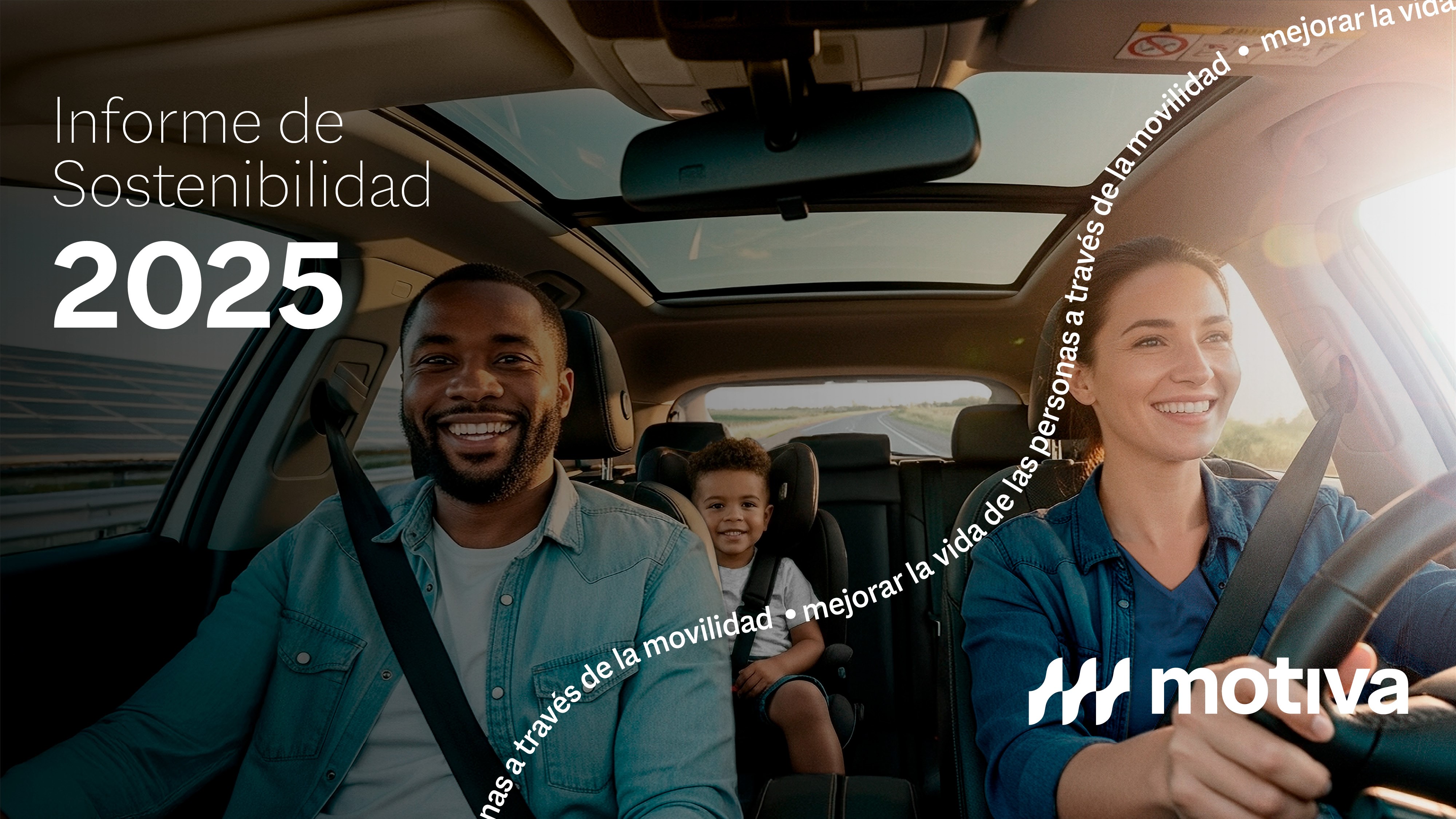 Familia viajando dentro de un coche moderno, con conductor, pasajero al lado y niño en silla infantil en el asiento trasero.
